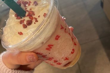 .﻿
﻿
﻿
﻿
試して！！！！﻿
﻿
﻿
これめちゃくちゃ美味しい！﻿
今のスタバの限定のフラペチーノ﻿
ストロベリーソース増量出来るのですが、﻿
増量したら...