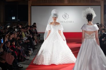 _

Yumi Katsura Bridal Fashion Show『縁 Enishi』in 出雲大社 2019 
_

このドレスも近くでみると
キラキラし...