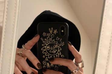 お爪は最近好きなブラウン、短め、
シルバーリングはデザインも豊富でおすすめ、
スマホケースも可愛いの〜︎ #ヨコタノネイル...