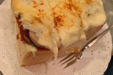 ジブリみたいな厚切りトースト食べてきた！！！！
美味しかったああああ！！
パンがふわふわ！！チーズとろとろ！あちあち！
うましかてだった。
ここの喫茶店、メニュ...