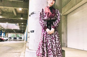 佇む。

文化系がテーマのひとつ目の今日のお洋服は
ずっと着てみたかった
@lebecca_boutique の
アンコールもらうワンピース。
秋らしくバーガン...