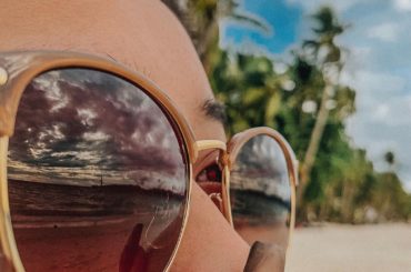 ．
旅行の写真終わってから
まじ写真なさすぎて更新とぎれるので
また旅行のに戻る笑
サングラスにうつる海と
その後ろのヤシの木たち...