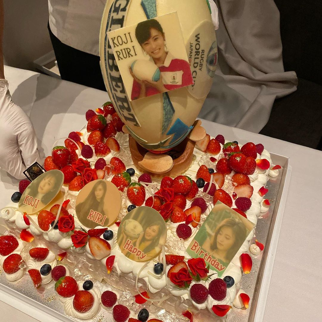 小島瑠璃子 ラグビーボールのケーキ W杯公式球を完全再現してくださいました かつみさゆりさん 長橋さん あやかさん ありがとうー ポワールさん可愛いケーキ あり Moe Zine