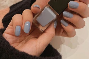 新しく買ったマニキュアが可愛いのです。
SUQQUのネイルカラーポリッシュ121番。
しばらくこのカラーにハマりそうです。
以上、深夜の更新でした。

#SUQ...