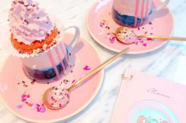 可愛いカップケーキ﻿
﻿
凄く大きいの！﻿
﻿
﻿
﻿
カップの中は #ホットチョコレート ﻿
カップの上は #ドーナツ ﻿
﻿
メニューもカップケーキも可愛す...