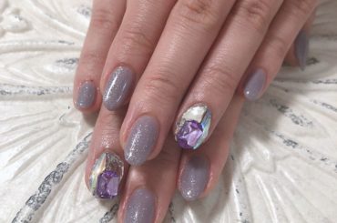 2019年最後のネイルは落ち着いた紫のラメラメキラキラ〜
どんな衣装にも合って、歌番組でさりげなく輝きを放ってくれてとてもお気に入りです。
今年も残り、あと3日...