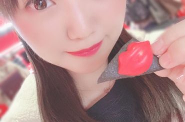 KATEさんの新作リップの展示会に招待して頂きました！！ 新しいリップは、2色のパレットになっていて、左の赤い下地を塗ってその後に右側にあるヌードカラーをなじま...