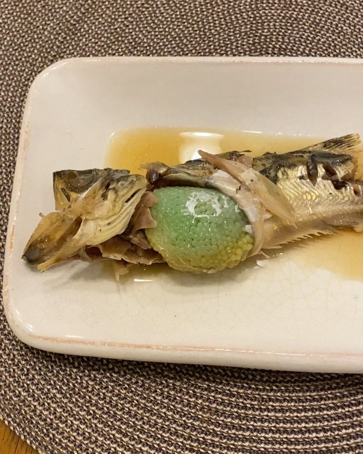 山賀琴子 母が作るハタハタの煮付けが大好き ハタハタの卵はお魚が食べたもので 色が変わるらしく 本当にカラフル 自然の色とは思えない そしてこのネバネバがなんとも言えない Moe Zine