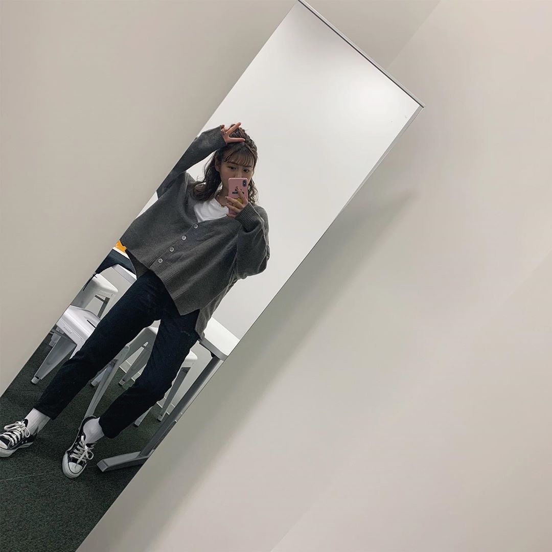 井口綾子 今日寒いな この時期外は寒くて厚着するけどそのまま電車乗ると暑くて汗かく 明日は大晦日ですね お蕎麦買って帰ってる人とか街で見かけると年の瀬感じるな Moe Zine