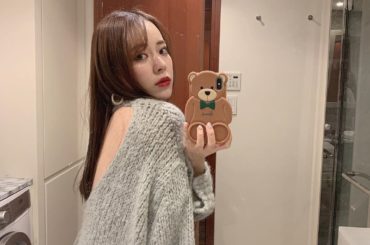 このニットかわいいからお気に入りなんでうまく写真撮りたいなって思うけど、うまく撮れなくて、
場所変えてもうまく撮れないし
なんか白いもの入り込んできて結局犬の撮...