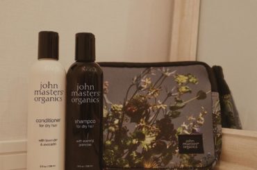 12月25日まで期間限定で
発売されているジョンマスターの
オーガニックヘアケアコフレ。

大人気のシャンプー＆コンディショナーに
オリジナルデザインのポーチが...