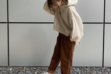 
シルエットが﻿
めちゃくちゃ可愛いパーカー﻿
﻿
フードも大きくて﻿
ダボッとしているのが好みすぎる。﻿
﻿
スリットも入ってて﻿
前が短くて後ろが長い感じ...