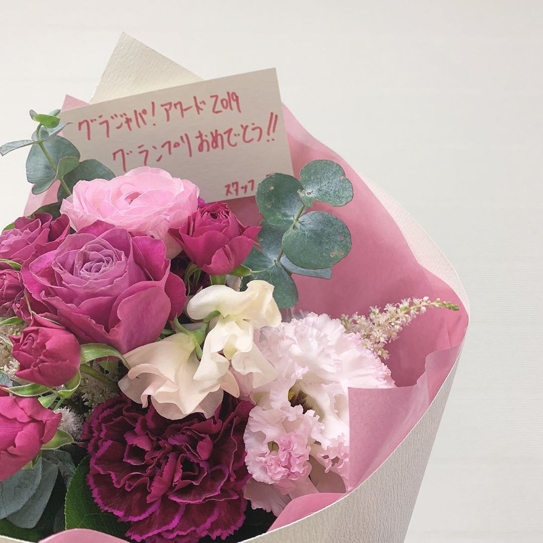 井口綾子 先日のリーガダイジェスト の収録でグラジャパ アワードグランプリのお祝いのお花いただきました まさか祝ってもらえるとは思ってなかったのですっごくびっくりしたし Moe Zine