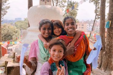 人懐っこくて可愛い子たち。
私のカメラに興味津々で、一緒に遊んだ後、お父さんに任されてた仕事あったみたいで怒られてた
横目でチラリと私に目配せしてきた愛嬌たっぷ...