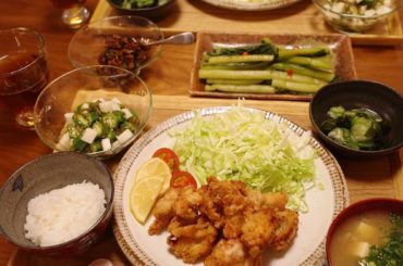 最近ハマっている白だしで作る唐揚げ！
唐揚げにはにんにくをたっぷり入れてます。
・
最近友達が帰省土産を色々くれて、食卓に普段ないものが並んで楽しいよ〜
・
︎...