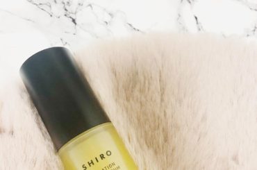 【ツヤ肌づくりに欠かせないのは"オイル"】
どんなにマット肌が流行っても一生ツヤ肌でいると決めているくらい、ツヤ肌LOVE。
ツヤがあると顔がイキイキとした印象...