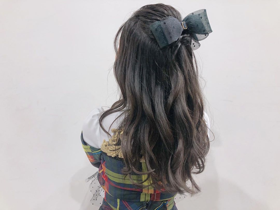 岩立沙穂 この日の後ろ姿 髪飾りがとっても大きかったので リボンがメインのアレンジにしてもらいました こういうの大好き I Like This Hair Moe Zine