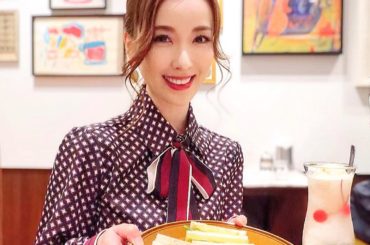 たまご、ツナ、野菜、フルーツサンド
写真の2枚目は、透明のクリームソーダ
桃味で、可愛くて美味しかったです
.

洋服はレトロなお店に合わせてセレクト
mon ...