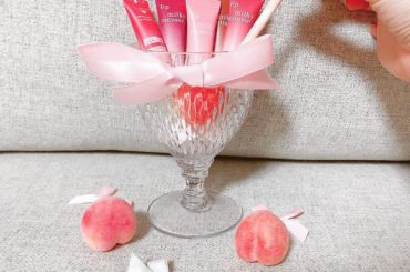 クラランスの限定のミルキームースリップが本当にムースみたいな感じホイップクリームみたいな感じで面白かった！
春のコレクションの世界観いつもの感じと違ってファンシ...