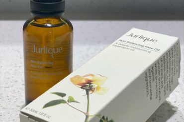 旅行中に買った　@jurlique のスキンケアオイル！
めっちゃよかった
乾燥してしまいがちなので化粧水やパックの前のブースターとして寝る前につけてるよ。...