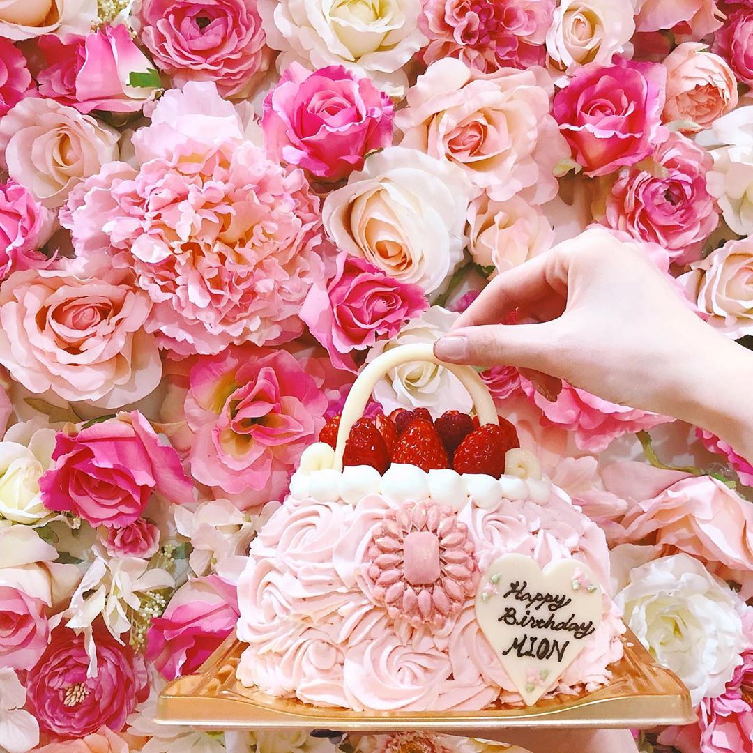 込山榛香 バックに見える ケーキです 可愛くてオシャレな誕生日ケーキ探してて 見つけたの 喜んでくれて良かった 誕生日ケーキ 誕生日パー Moe Zine