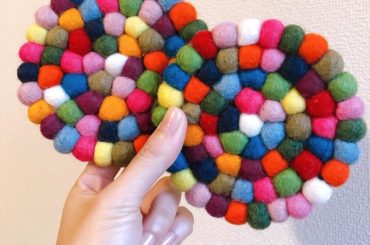 ネパールってあんまり知られてないけど可愛いフェルト雑貨がたくさん売っているのデス。
これはコースター。なんと100円
寒い日にこれに珈琲乗せて飲む時間がとっても...