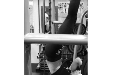 .
.
この状態で足を曲げたり伸ばしたり？
とにかく難しくてキツい腹筋でした
.
.
お父さんにこの腹筋トレーニングの
名前聞いたら『知らんっ』って
言われた。...