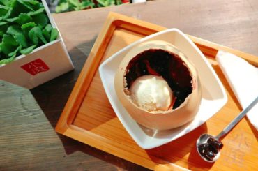 【#まちゃタピ旅】
ずっと前から行ってみたかったお店へ
この #凸餅冰淇淋 を食べるのために
.
お店は広くないですが
昔からの食べ物が揃っています
しかも色...