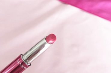 【とろける塗り心地ブルベさんにおすすめの青みピンクルージュ】
最近ハマっているリップの中の1本がこちら『レブロン キス メルティング シャイン リップスティック...