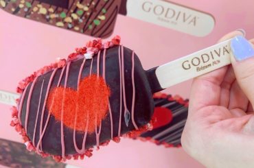 .
ゴディバのアイスバー美味しかった
周りはカカオが香るダークチョコ、
中のチョコアイスは濃厚でとろっとしてて
掛かっているルビーチョコとストロベリーチップの...