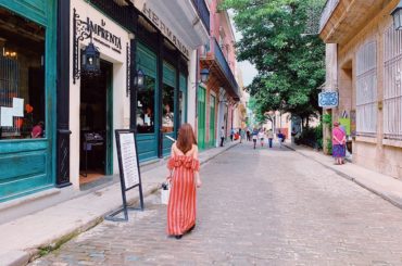 HABANA DAY2
街をぶらぶら、カラフルだから歩いてみて回るのたのしい

クラシックカーがやっぱりかわいい！
みてるとピンクが多めかな？

異国にきた感が...