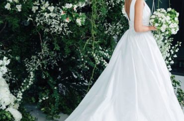 純白のウェディングドレス﻿
﻿
Vネック × Aラインのドレスは﻿
胸元を綺麗に見せてくれて﻿
スタイルアップ効果があり﻿
上品かつ美しいシルエットが魅力的です...