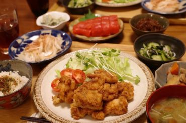 食べることは生きること！
・
たくさん食べてたくさん寝て適度な運動が大事だよね
それにしても、食べ過ぎか？？
・
向こうの唐揚げは丘みたいになってますけども。
...