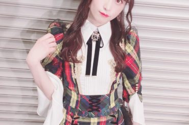 かんわいい衣装チェックの色味も胸元のリボンもスカートのレースアップも黒のチュールも袖の広がりももう全部大天才！！ #akb衣装...