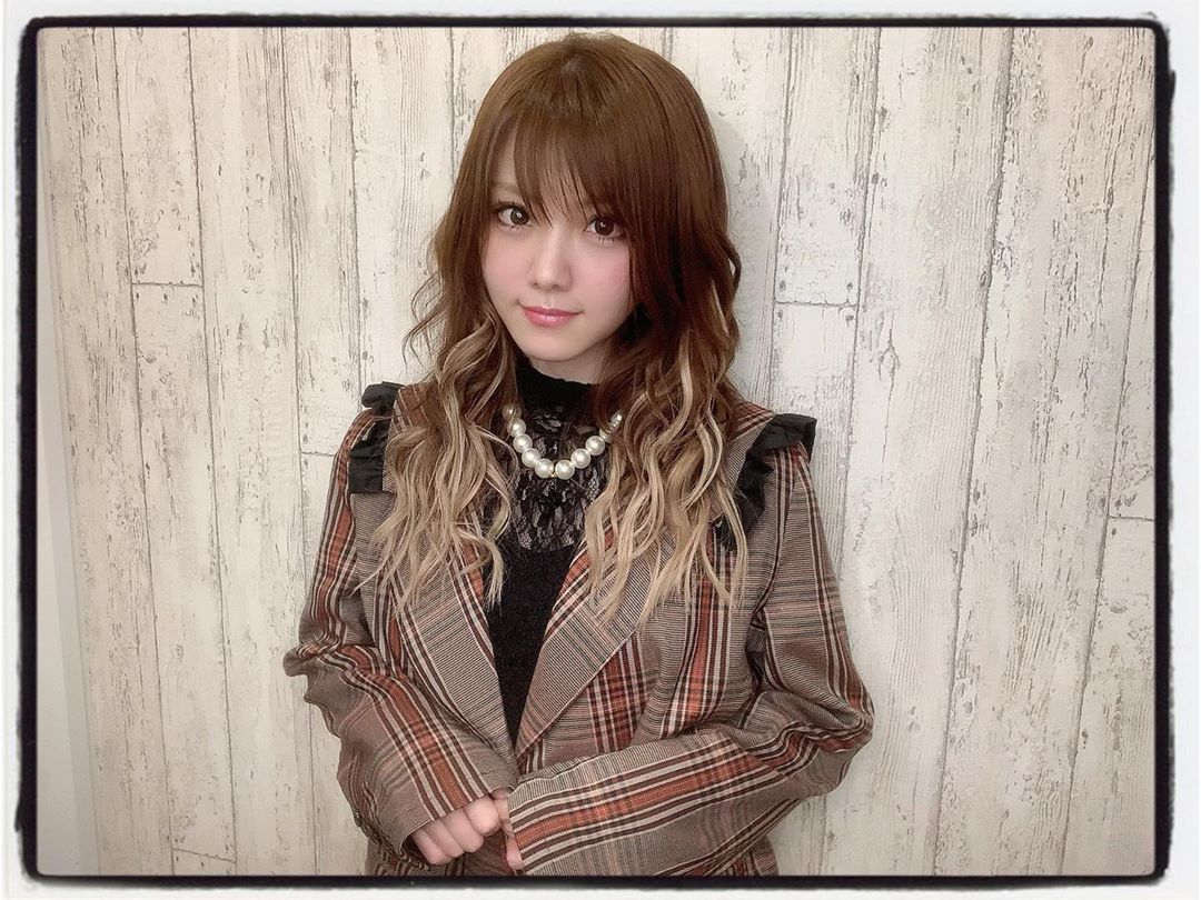 田中れいな 髪の毛キレイにしてきました ブリーチしてないのに ここまで明るくなるよ ゚ そしてエクステの色いつもと違うやつにしました Moe Zine 田中れいな 髪の毛キレイにしてきました ブリーチしてないのに ここまで明るくなるよ ゚ そしてエクステの色いつもと違うやつにしました Moe Zine