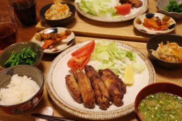 我が家のリクエストNo. 1の唐揚げ定食
・
レシピ沢山聞いてもらったのだけど、目分量なのでお伝え出来ませんが内容はこんな感じです！(3枚目)
・
︎塩麹手羽中...