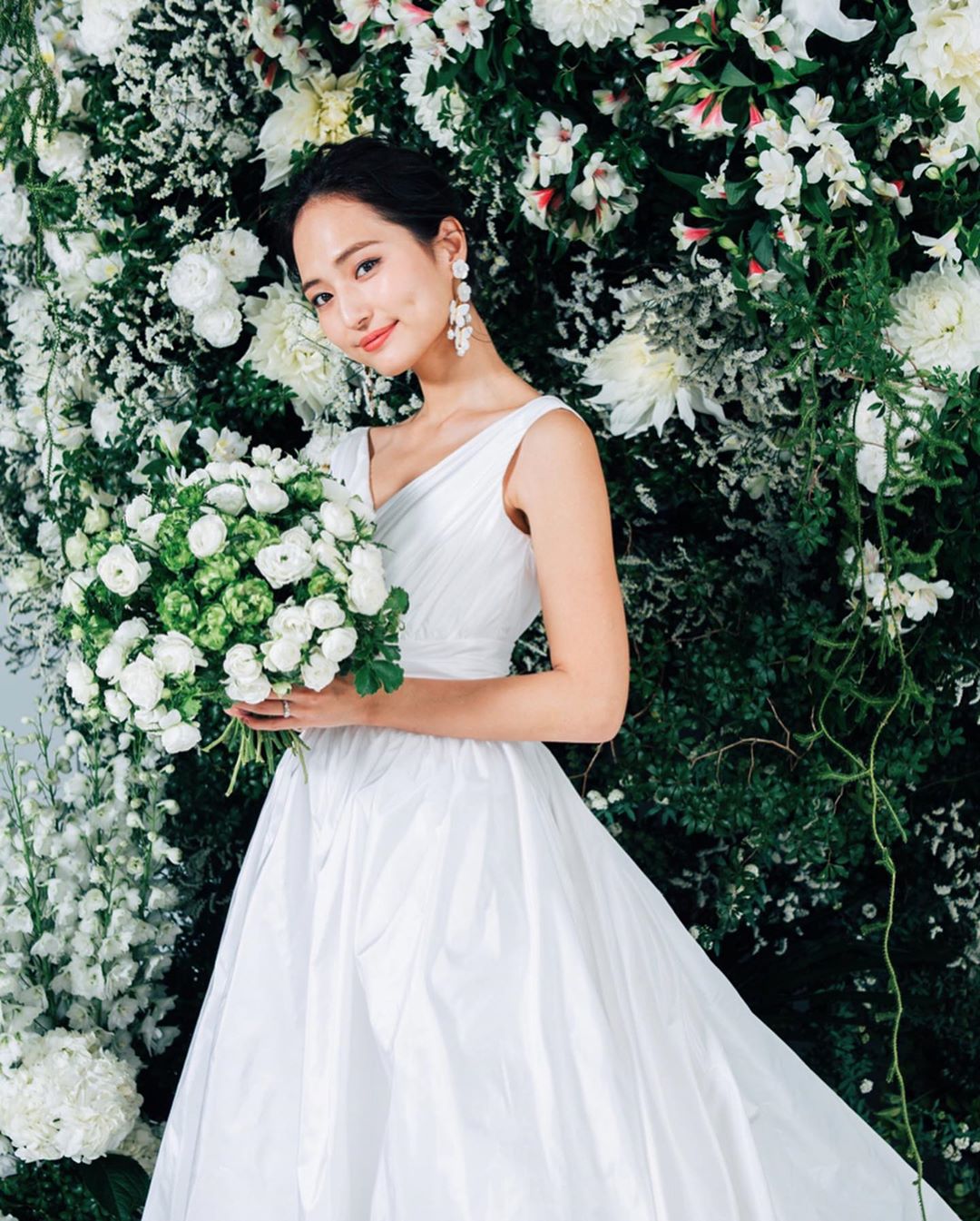 山賀琴子 純白のウェディングドレス Vネック Aラインのドレスは 胸元を綺麗に見せてくれて スタイルアップ効果があり 上品かつ美しいシルエットが魅力的です Moe Zine 山賀琴子 純白のウェディングドレス Vネック Aラインのドレスは 胸元を綺麗に見せてくれて スタイルアップ効果があり 上品かつ美しいシルエットが魅力的です Moe Zine