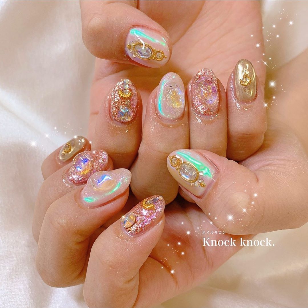 三上悠亜 こないだ Knockknock Nail でネイル変えたよ めっちゃくちゃに可愛い 私的にここ最近で1番すきぴなネイル 中指と薬指のちゅ Moe Zine