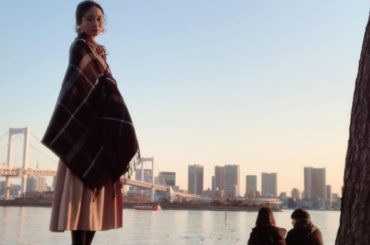 #未亡人﻿ 　by 自撮り川静香﻿
﻿
#それって実際どうなの課﻿
#偶然にもカップルがいたので背中をお借りしました﻿
#レイボーブリッジと夕焼けとカップルと表...