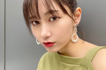 Today's Make
今日のメイクは服装に合わせて全体的強めにしたかったのでアイラインは跳ね上げライン、リップも赤にしてみました。
アイラインを濃くするので...