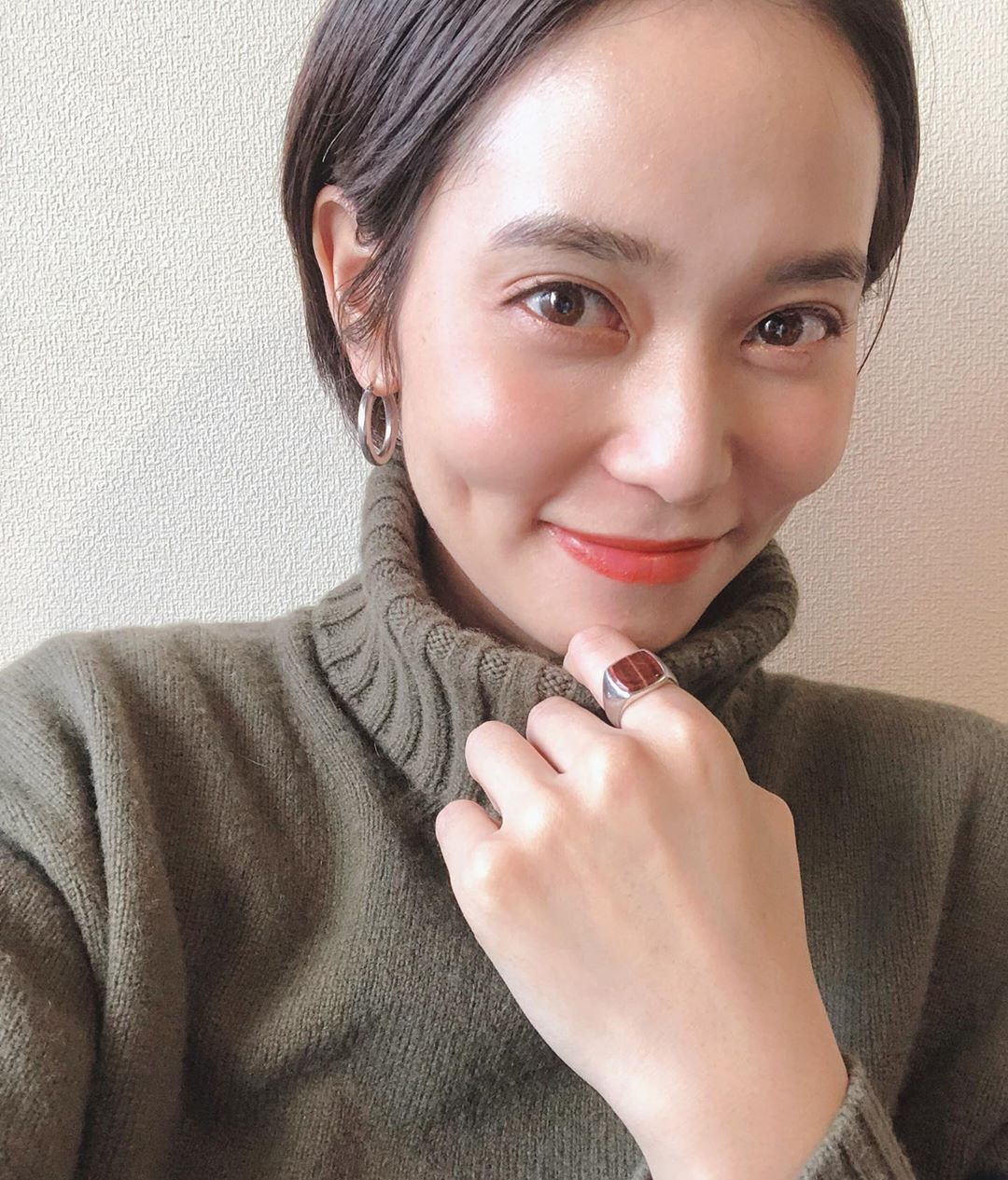 依吹怜 でこひろしは誰にも気付かれないくらいひっそりと髪を染めました ずっと地毛ブーム到来中だったので一億年ぶり位の気持ち グレーで透明感出してもらいました 太陽 Moe Zine 依吹怜 でこひろしは誰にも気付かれないくらいひっそりと髪を染めました ずっと地毛ブーム到来中だったので一億年ぶり位の気持ち グレーで透明感出してもらいました 太陽 Moe Zine