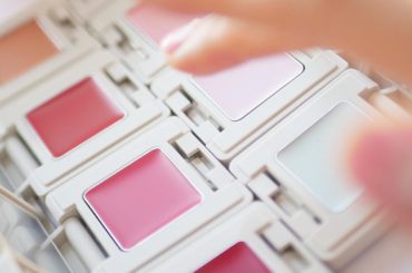 暗い気分になりがちなので、
一塗りでパッと春が訪れるアイテムをご紹介します

ナチュラグラッセのタッチオンカラーズは、
アイ&フェイスカラーのパールタイプと
リ...