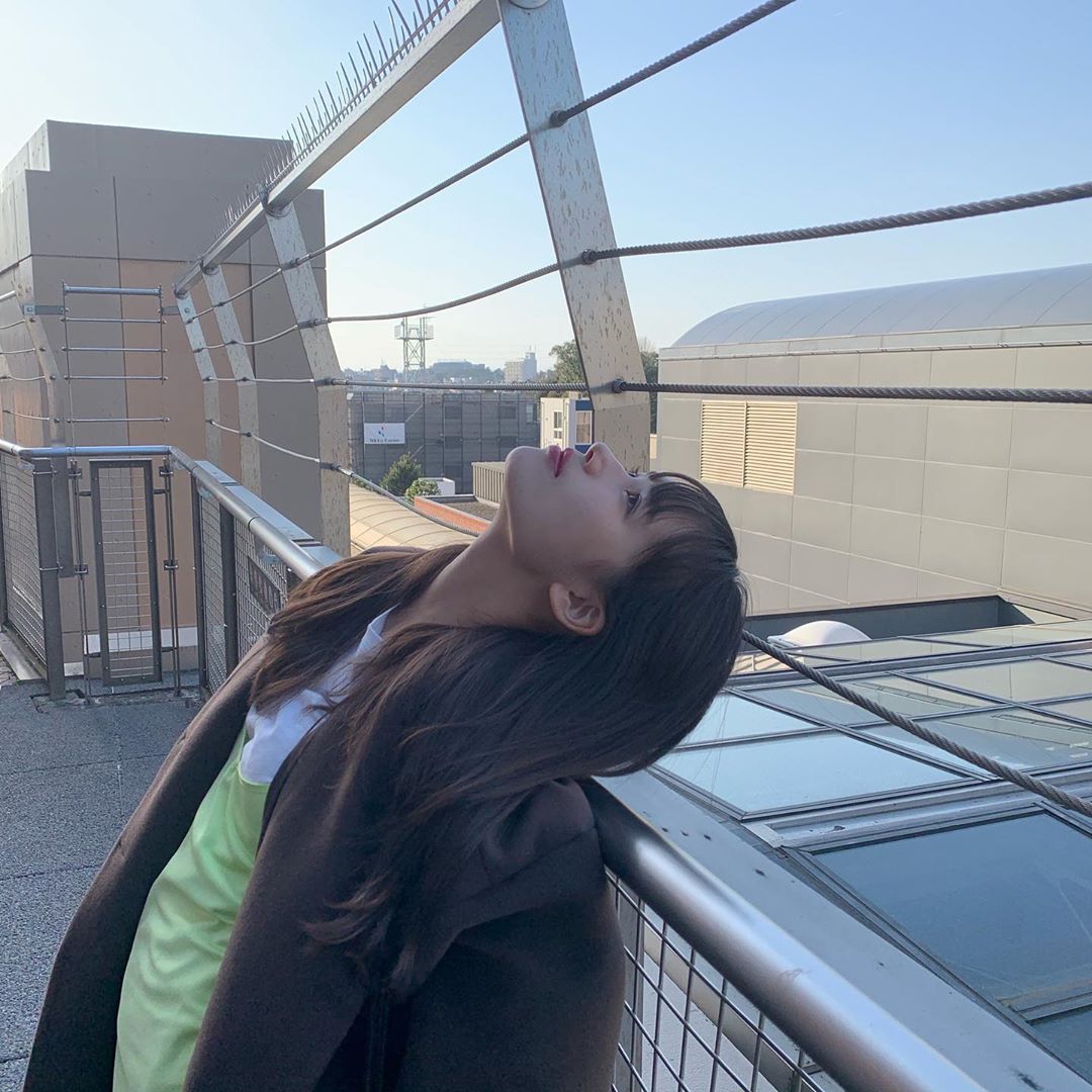 メドウズ舞良 うんちょこちょこちょこぴー 今日もお疲れ様です 先日高校からの友達に撮ってもらいました 最近私はトイレットペーパー無くなった時どうしようってずっと考えてます Moe Zine