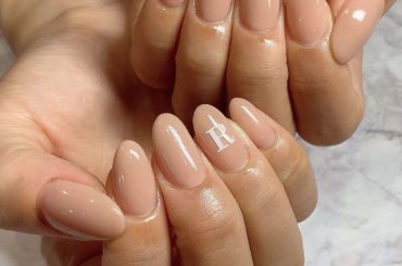 茶が濃いベージュ
Ｒと９のシール！
9は仕事にいい数字らしいです
長め鋭めのフォルムでつるんつるん
@chaki.17...