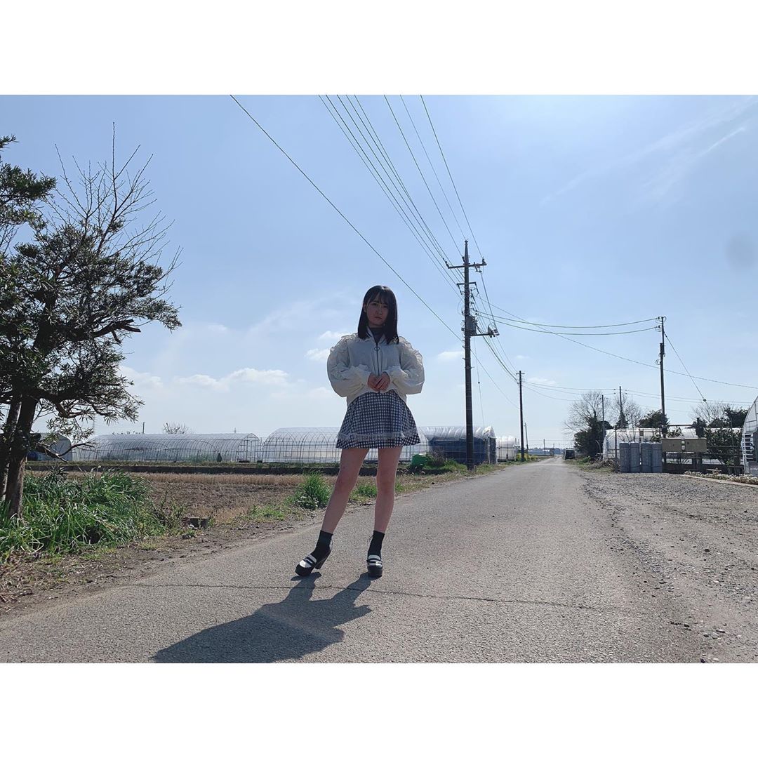 山邊歩夢 おでかけさきで撮ったこの前の私服 チェックのトップスの上に 白いフリフリがついた上着を着て 黒チェックのレースがついたスカートを 着ました Moe Zine