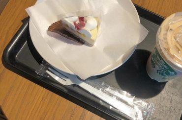 _
@starbucks_j のはちみつムース食べました！
スモールサイズのケーキでとっても美味しかった
ケーキ食べたいけどひとつ食べるには多すぎるなーって時に...
