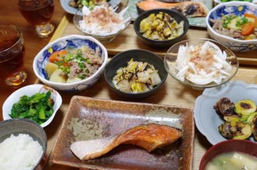 食材で感じるね。
春だねぇ〜
・
︎鮭の塩焼き
︎菜の花のおひたし
︎芽キャベツとマッシュルームのアンチョビ
︎新玉ねぎのスライス
︎白菜の塩昆布和え
︎肉じゃ...