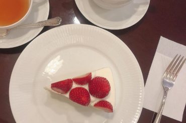 _
先日 @korochan25 と
カフェに行きました
.
ここのショートケーキが
とってもとっても美味しかったのー
つーちゃんが食べてたチーズケーキも美味し...