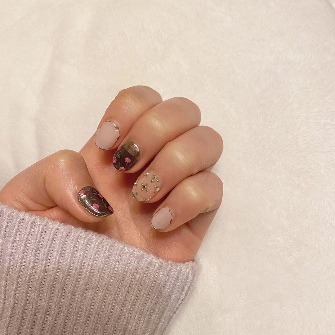 浅井七海 久しぶりにネイル復活 お気に入りです Nail ネイル 薔薇ネイル 薔薇 Moe Zine