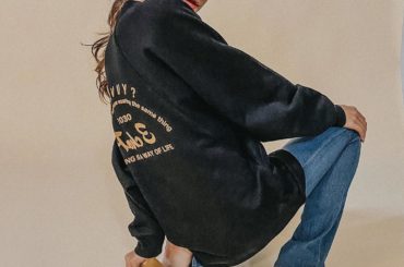 ．
@with__official とのコラボで
もう1パターン作ったのは
ビッグシルエットのスウェット♡
これからの季節にぴったりな厚さに！
後ろのロゴ実はあ...